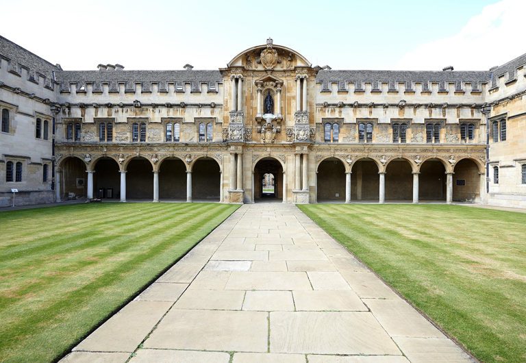 Почему Оксфорд и Кембридж лучшие университеты Великобритании