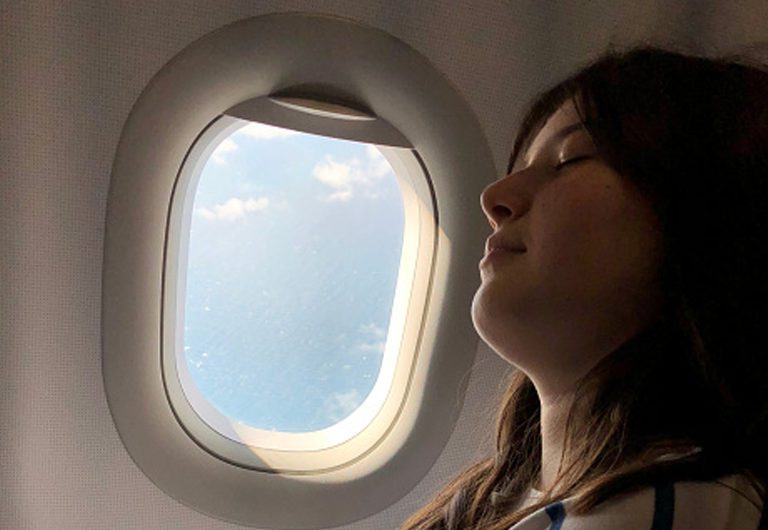 Как быстрее всего уснуть в самолете?