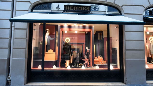 На Фобур Сент-Оноре вы найдете ряд французских домов моды класса люкс, включая Hermés.