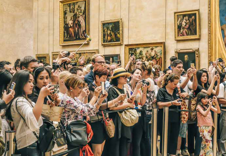 Опасные туристы: Почему музеи Парижа переполнены?