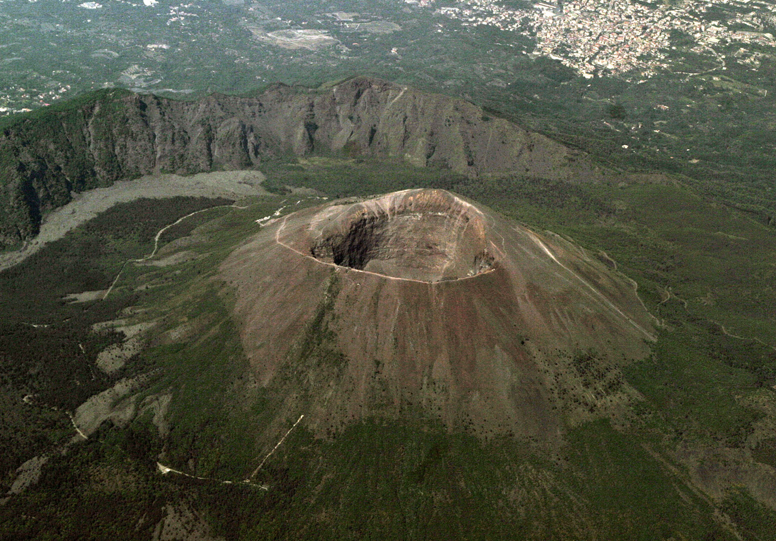 Кратер вулкана Везувий