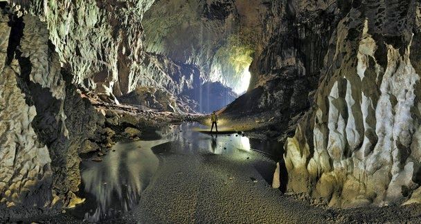 В Малайзии находится самая большая пещера на Земле