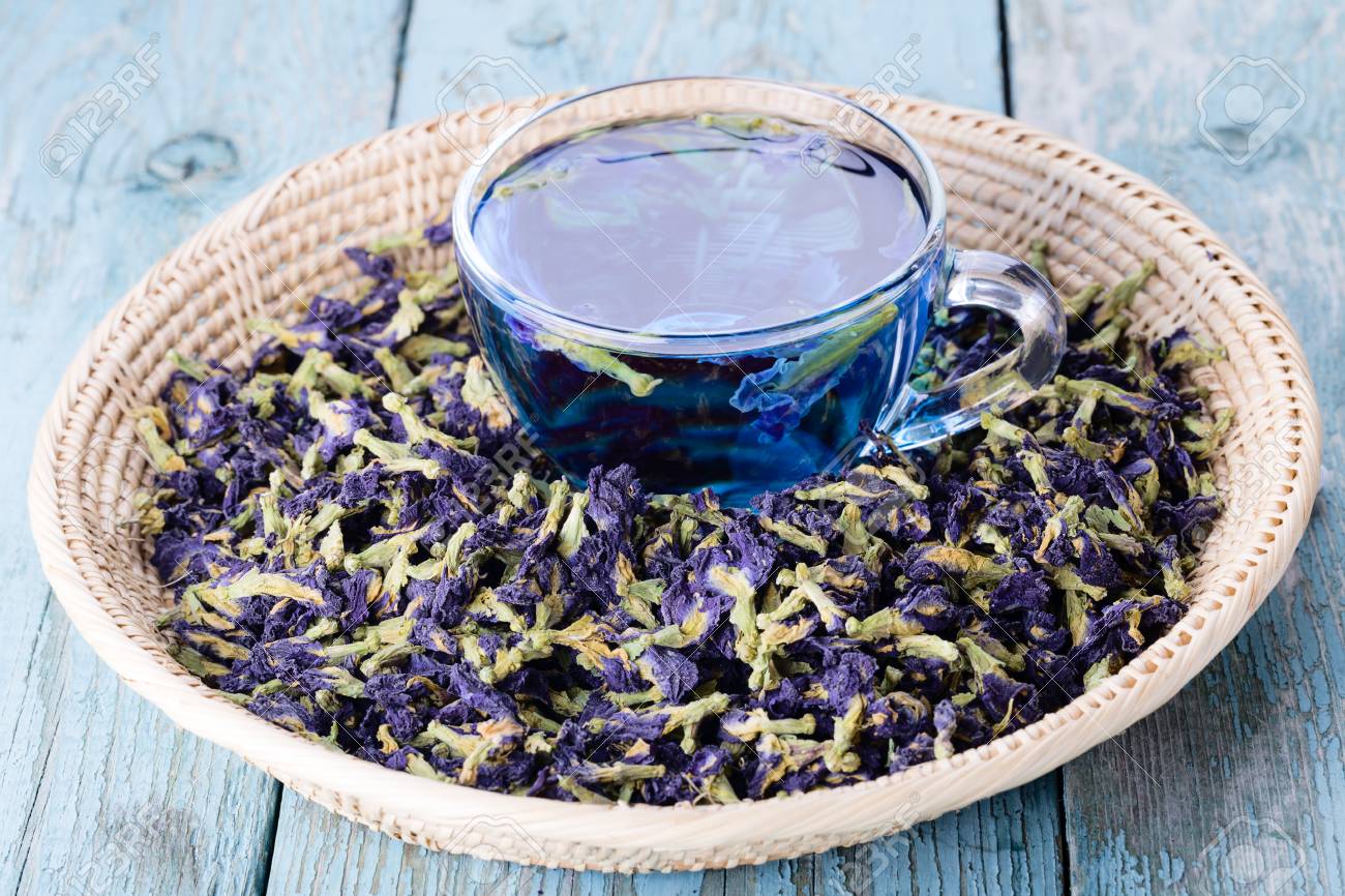 Чай с голубыми цветочками