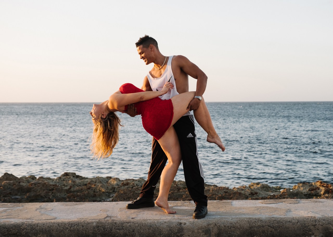 Кубинская сальса. Сальса танец Куба. Сальса на пляже. Парные танцы. Парный танец на пляже.