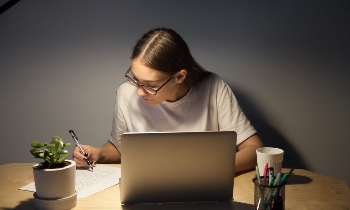 Утомленный путешественник сосредоточенно. Busy writing.