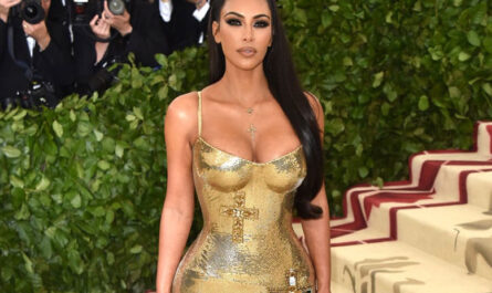 Знаменитости в самых ярких платьях от Versace