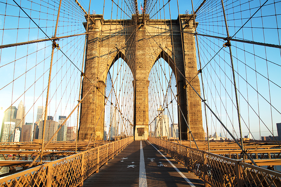 Вдохновением для создания украшения в виде витого троса послужил Бруклинский мост