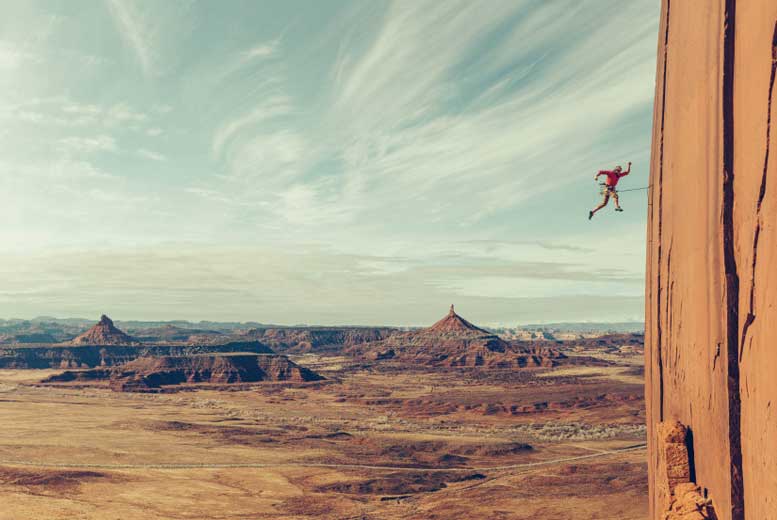 Фотография падающего альпиниста победила в конкурсе Red Bull Illume Image Quest