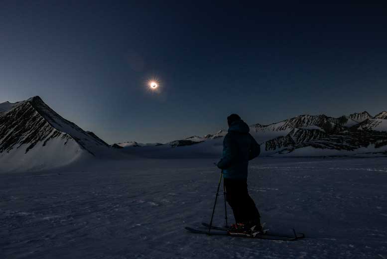 Фото и видео полного солнечного затмения над Антарктидой