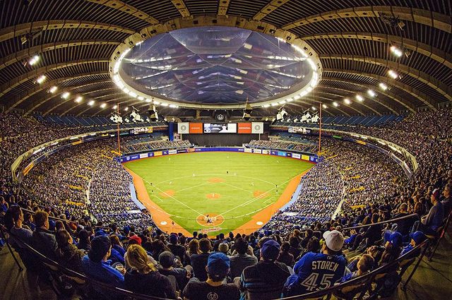 Стадион вмещает более 66000 зрителей, это самый большой стадион в Канаде