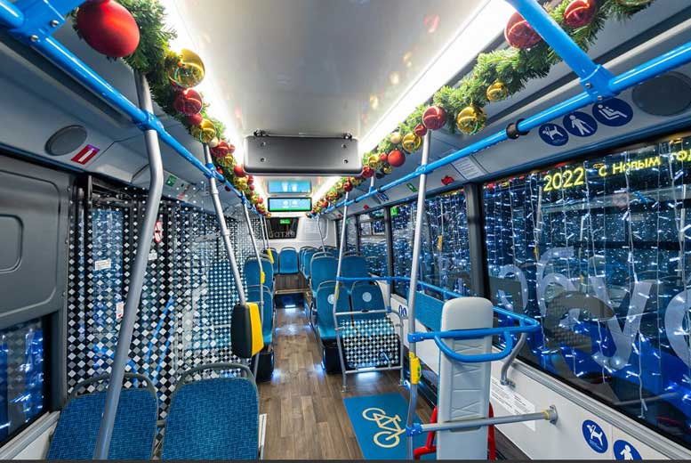 Московский общественный транспорт украсили к новогодним праздникам