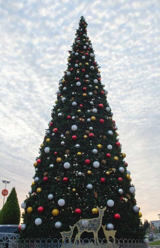 Рождественская елка перед торговым центром