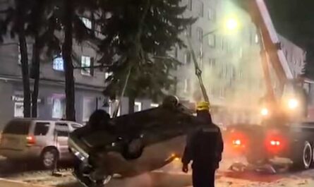 В Курске машина провалилась в 3.5-метровую яму