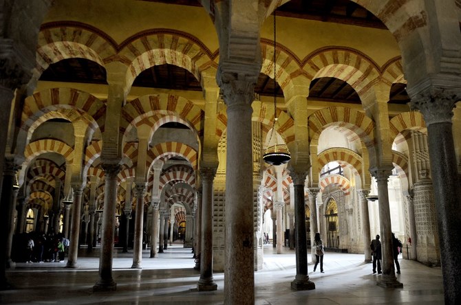 Мечеть, которая принимает до 2 млн туристов в год, построена между VIII и X веками