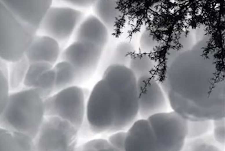 В Аргентине сняли на видео странные вымеобразные облака