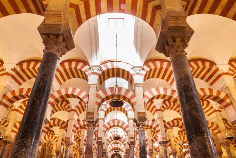 Кордовская соборная мечеть в Испании разрушается из-за пота туристов