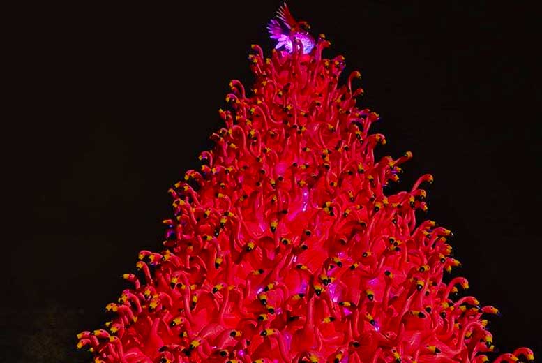 11 странных и удивительных рождественских елок в США