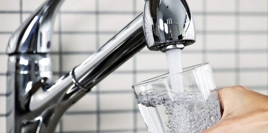 Водопроводную воду можно использовать для душа и чистки зубов, но пить ее нельзя