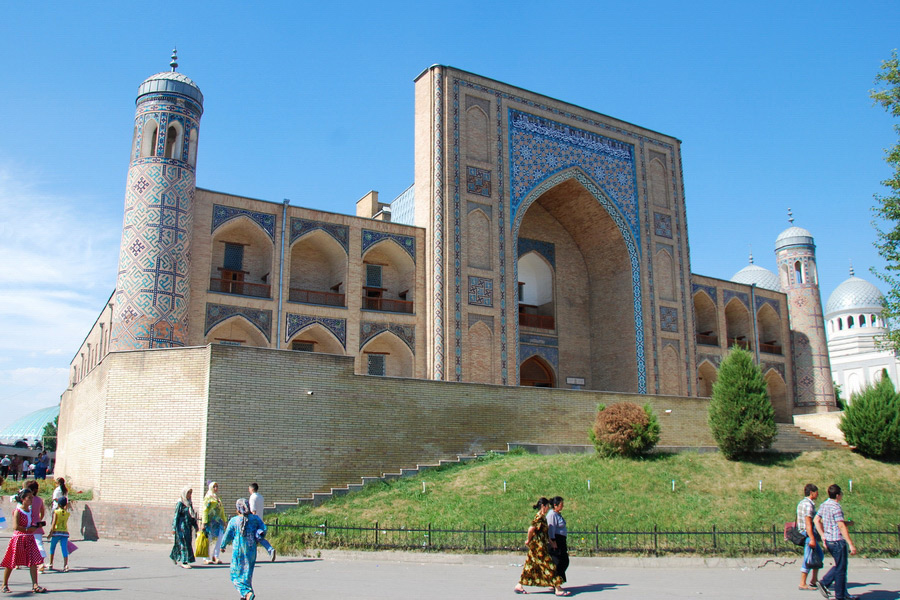Недалеко от базара находится Кукельдаш - самое большое медресе в Ташкенте