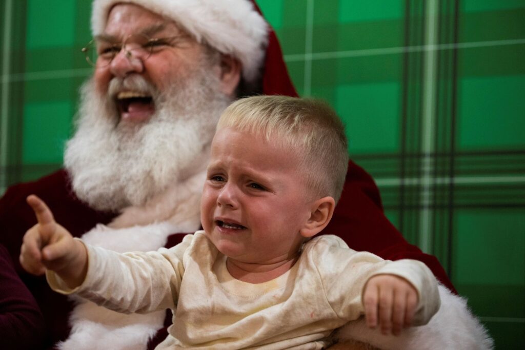 Санта-Клаус с ребенком