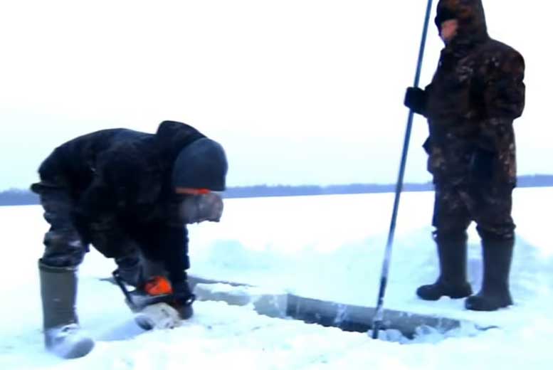 В своем последнем видео ютубер показала, как жители якутской деревни добывают лед