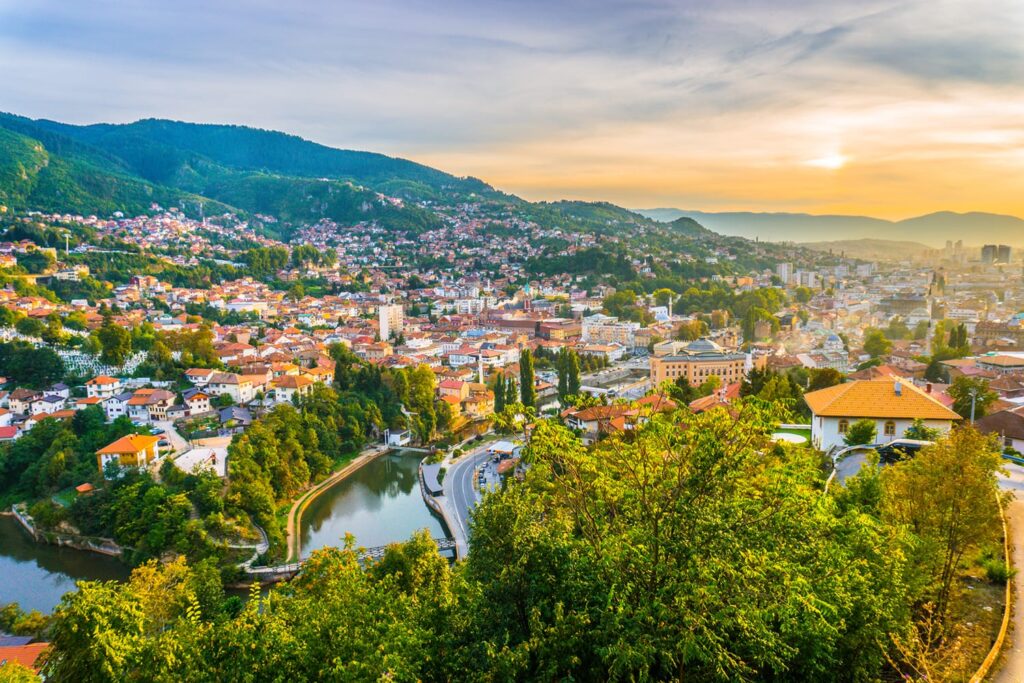 Город Сараево расположен в горной котловине на берегу речки Миляцки