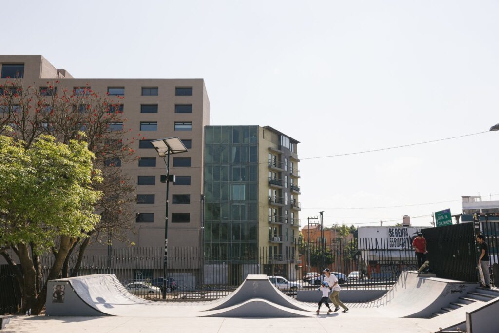 В 1980-х годах мексиканское правительство начало строить скейт-парки