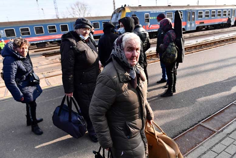 Массы украинцев бегут из страны