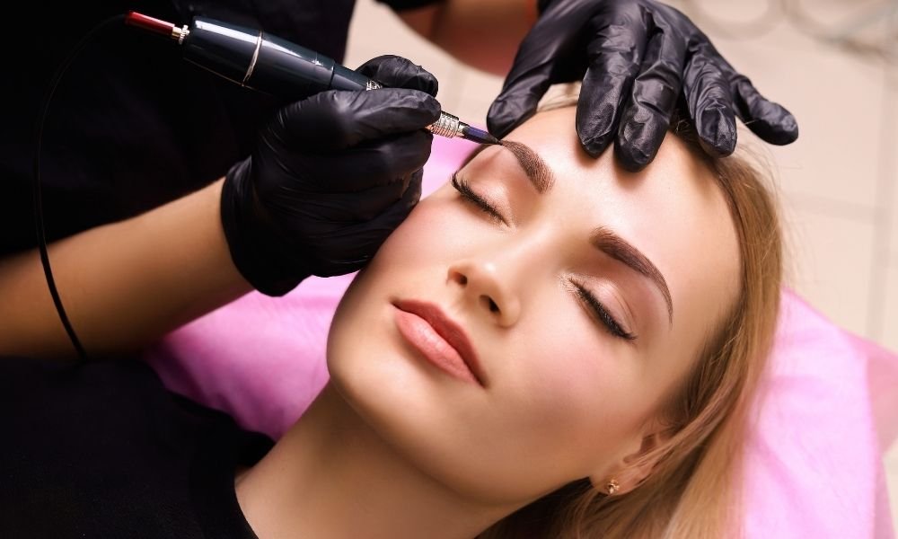 Какова стоимость процедуры перманентного макияжа?
