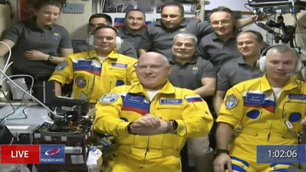 Российские космонавты в цветах украинского флага прибыли на МКС