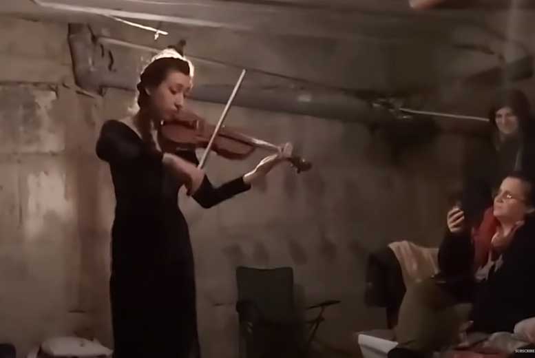 Украинская скрипачка исполняет музыку для людей, спасающихся в подвале