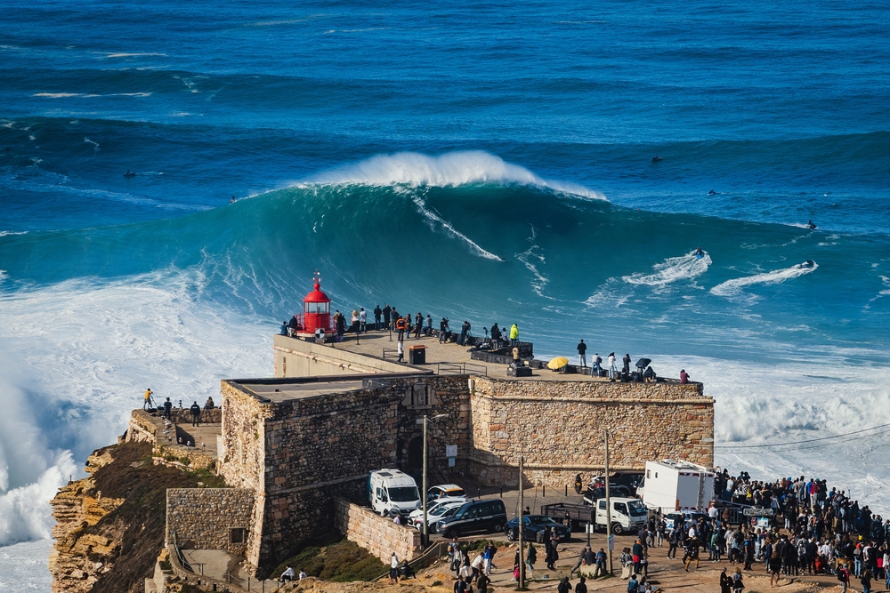 Самые большие волны, на которых когда-либо катались серферы, находятся в Португалии