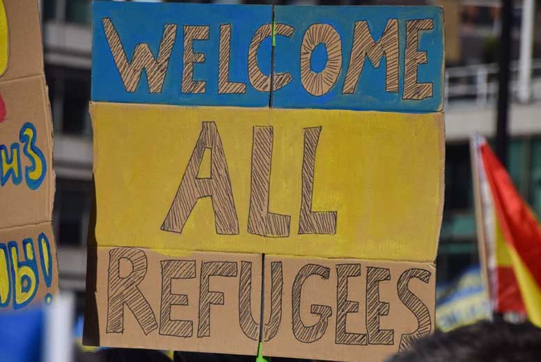 Почему Европа вдруг так стала помогать беженцам?