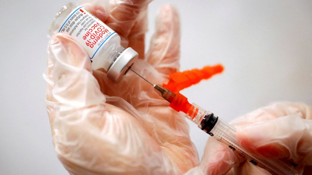Ученые назвали причину снижения эффективности вакцин от коронавируса