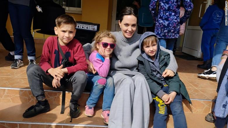 Анджелина Джоли навестила детей в Украине