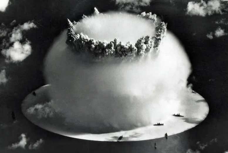 Второе испытание атомной бомбы на атолле Бикини вызвало цунами