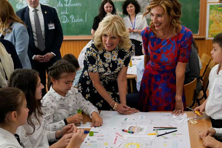 Джилл Байден встретилась с украинскими матерями и детьми в Румынии