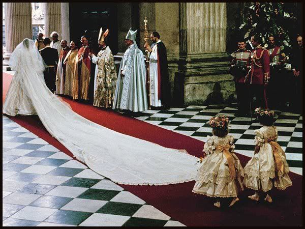 Длина свадебного платья принцессы Дианы была рекордной - 7,6 м