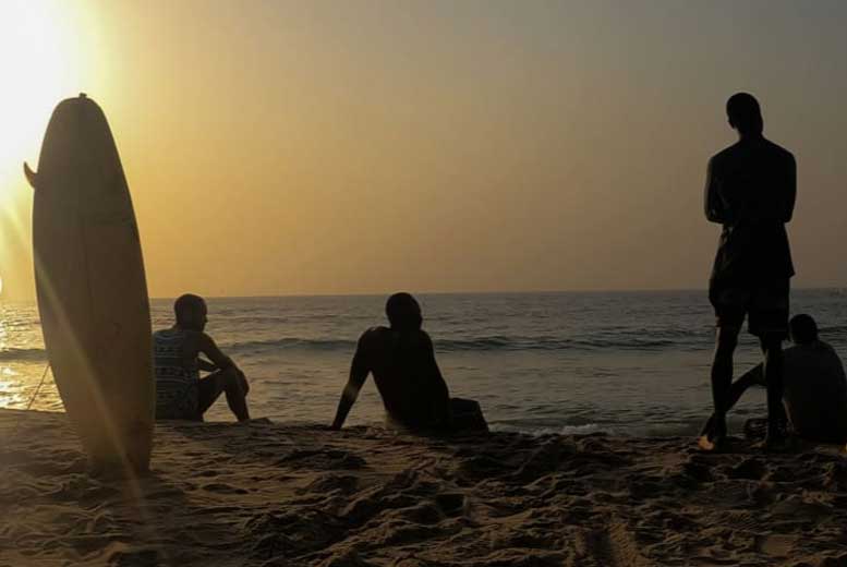 Американские серферы научили либерийцев кататься на волнах