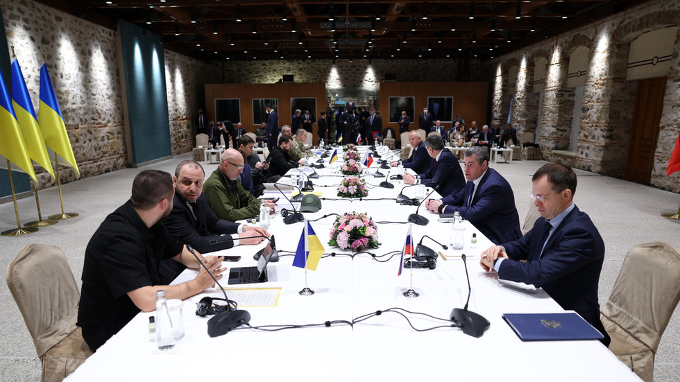 Арахамия заявил, что мирные переговоры могут возобновиться в августе