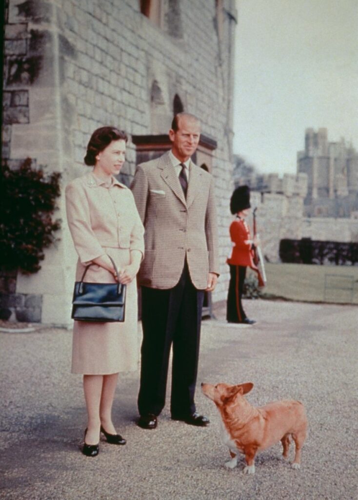 Королева Елизавета II и принц Филипп с одним из своих корги в Виндзорском замке в Беркшире, 1959 год.