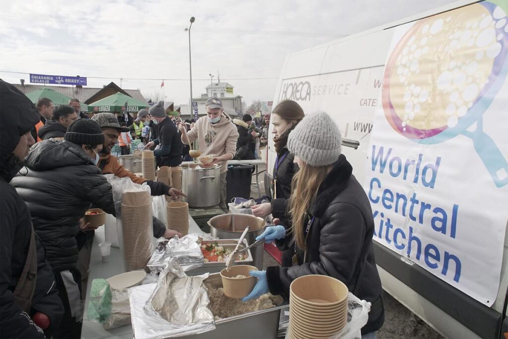 World Centers Kitchen раздает еду беженцам