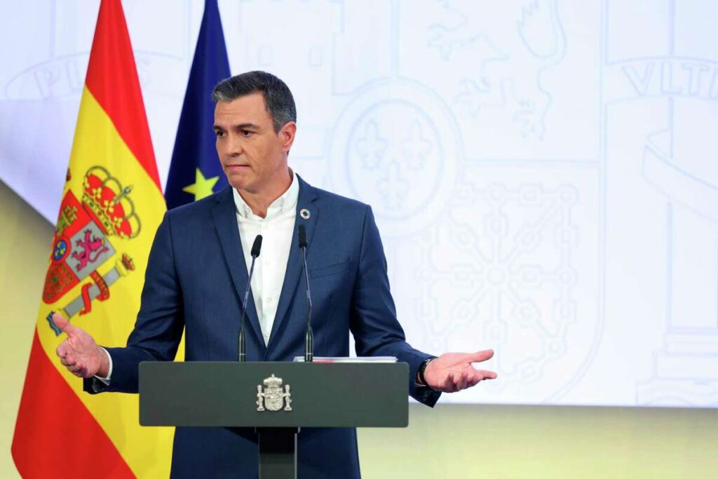 Премьер Испании призвал не носить галстук