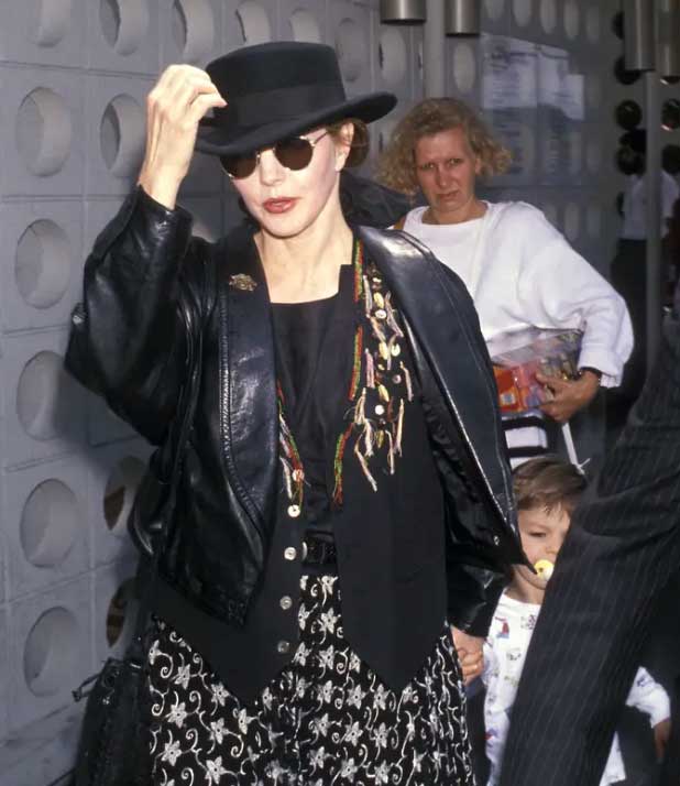 Присцилла Пресли в аэропорту Лос-Анджелеса в 1990 году