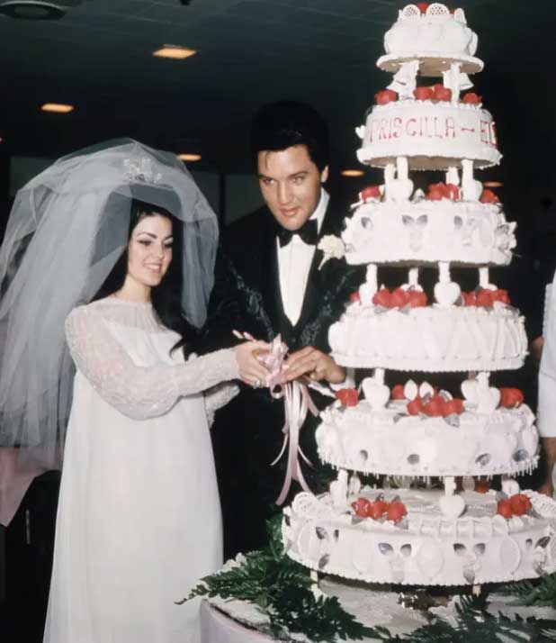 Присцилла Пресли и Элвис Пресли во время разрезания свадебного торта