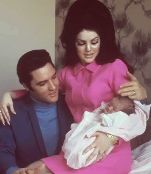 Присцилла Пресли и Элвис Пресли держат на руках свою дочь Лизу Мари Пресли в 1968 году