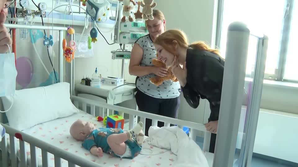 Джессика Честейн посетила детскую больницу в Украине