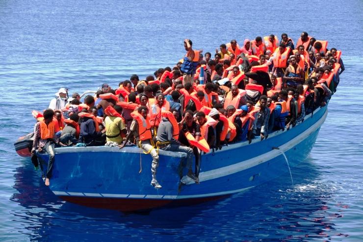 Суда с беженцами в Средиземноморье