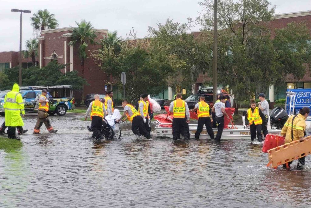 Пожарные округа Ориндж в Орландо использовали лодки, чтобы добраться до жителей затопленного района