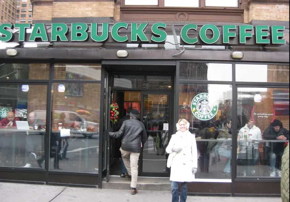 Starbucks на Астор Плейс - встреча Питера Паркера и Мэри Джейн